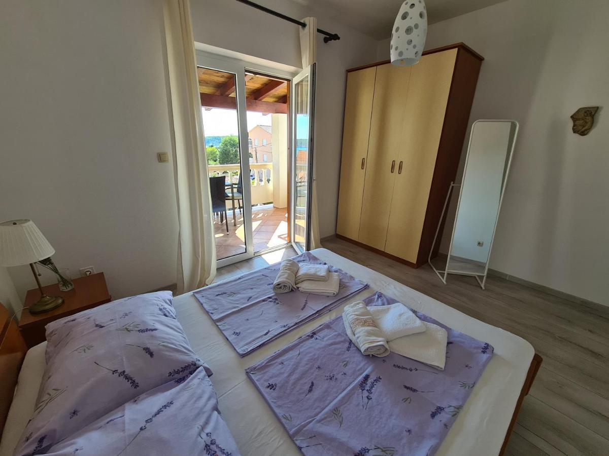 Apartman Karmen Barbat na Rabu 外观 照片